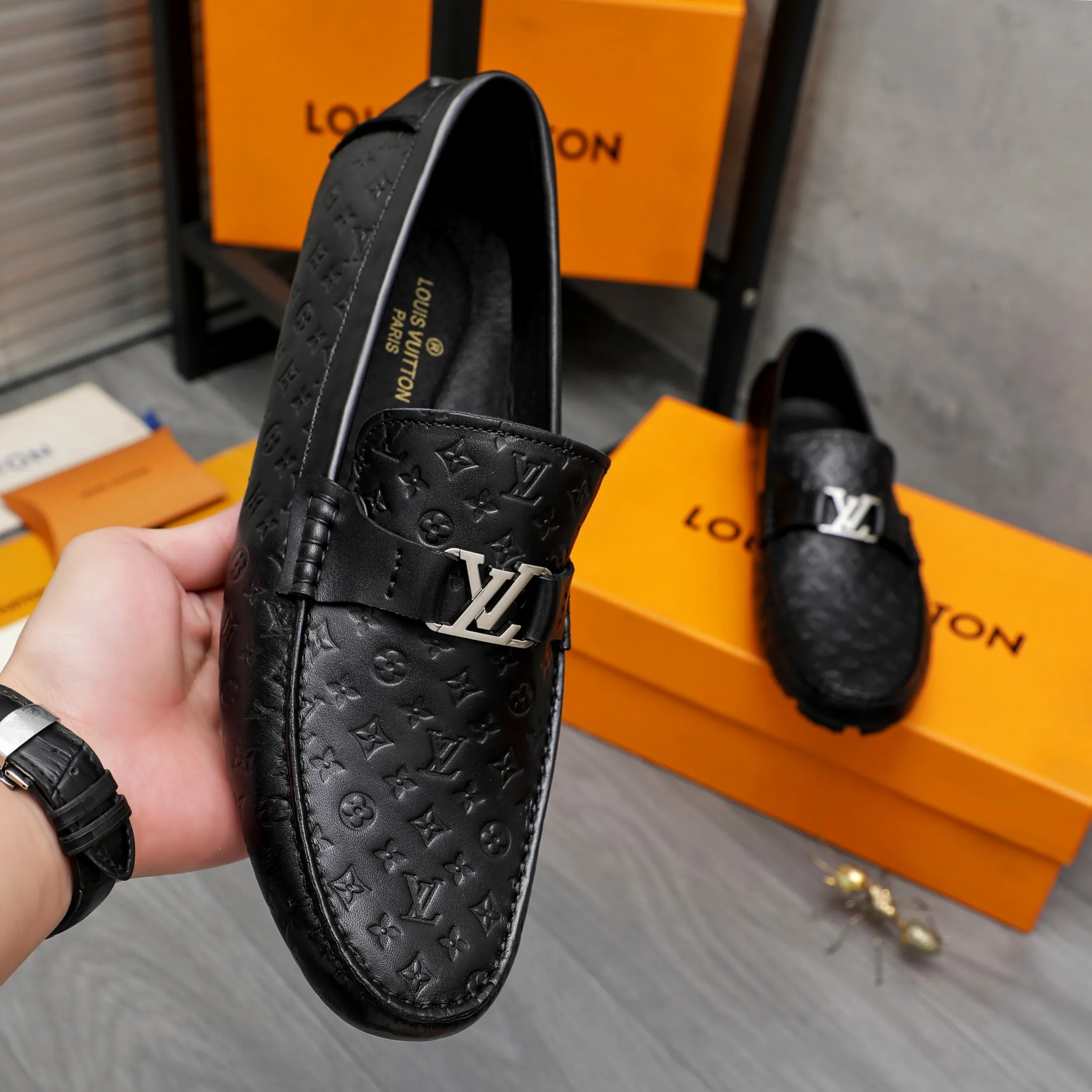 Men's shoes 💰400 Product trademark: LV "Louis Vuitton" casual slip-on shoes Regular size: 38-45 (45 is custom-made and non-returnable) Product materials: Selected cowhide embossed upper, pigskin lining, rubber outsole